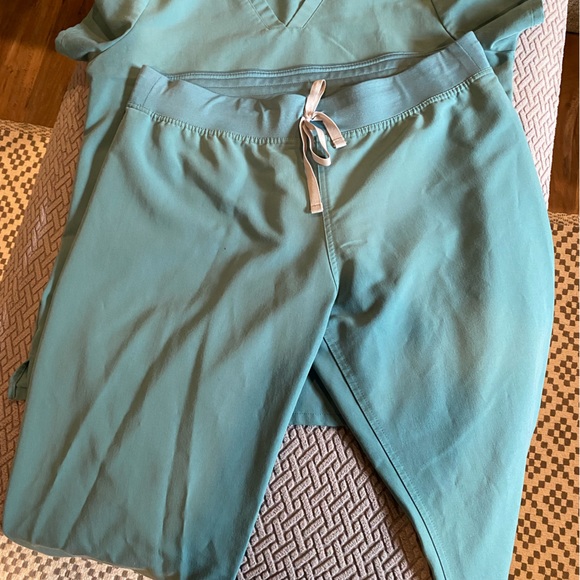 Fig’s Scrub Set - Picture 5 of 7